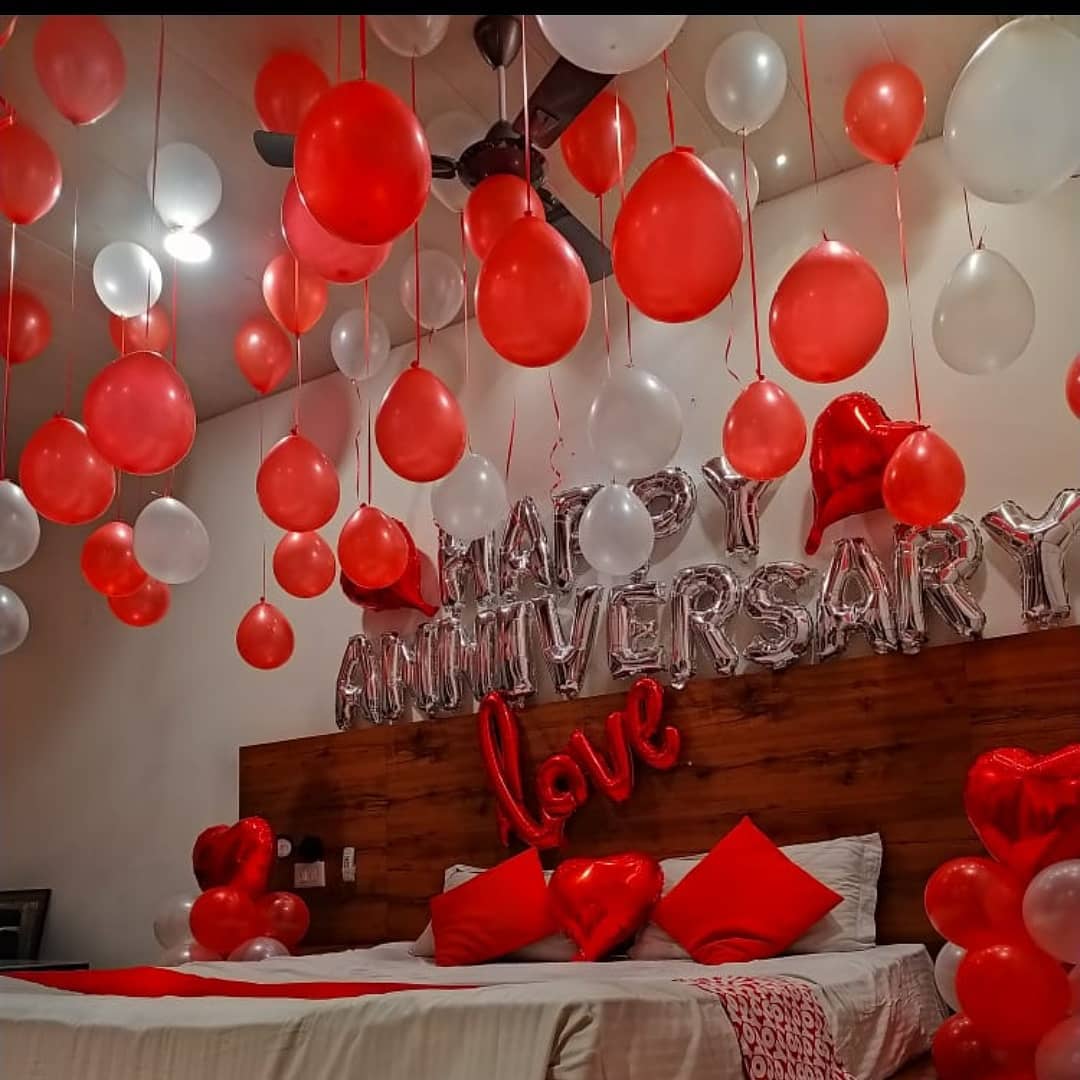 Wedding Anniversary Decoration Pune | Anniversary Surprise Room Decora ...